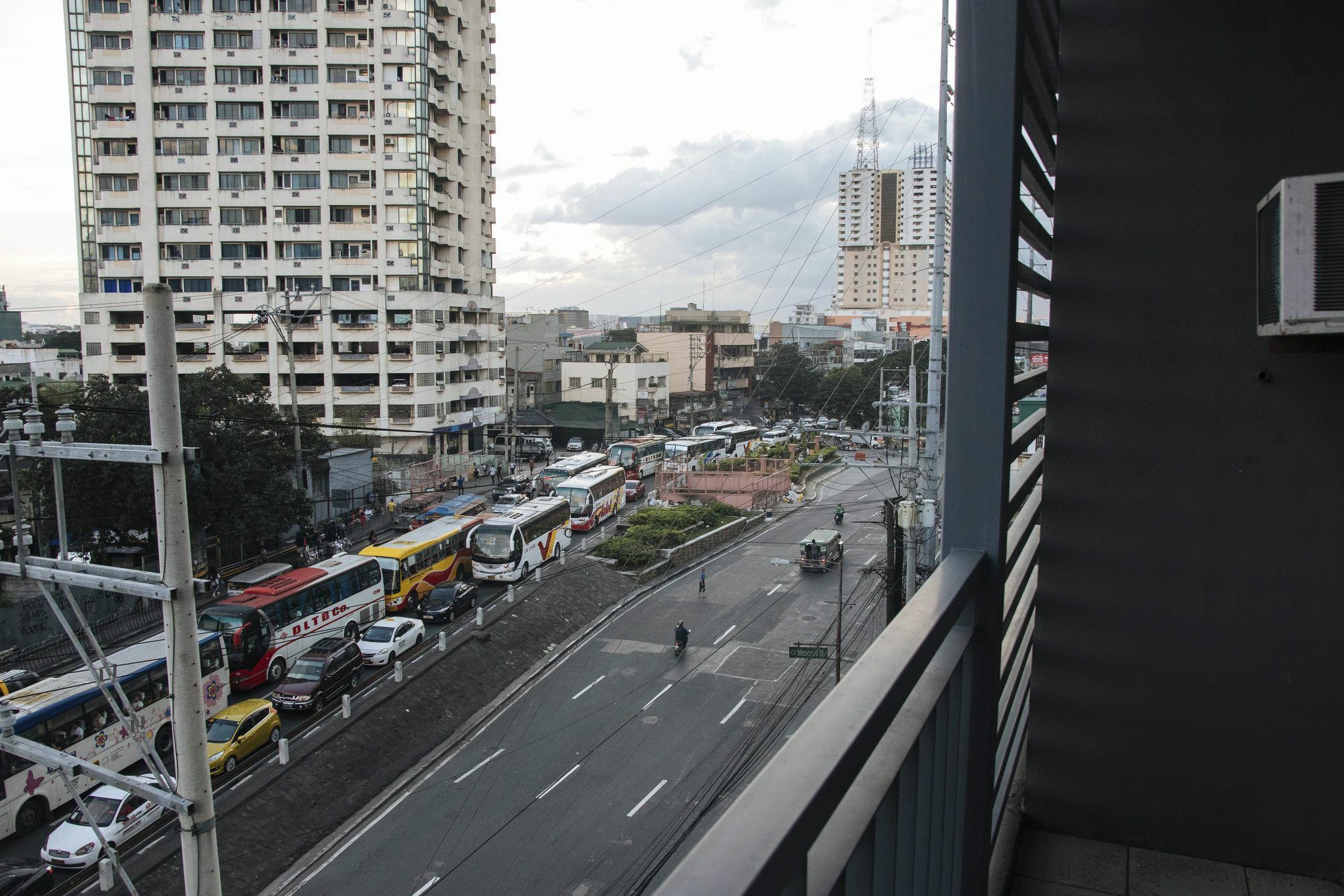 فندق ماكاتيفي  Reddoorz Plus @ Buendia Ave Makati المظهر الخارجي الصورة